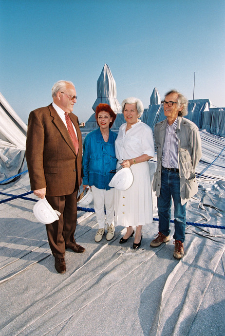 1995: Das Ehepaar Herzog mit den Künstlern Christo und Jeanne Claude auf dem verhüllten Reichstag